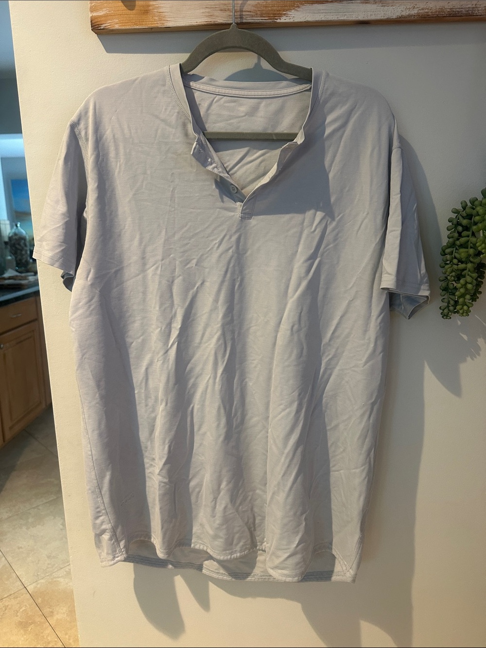 BYLT - L Men's Short Sleeve Henley Shirt in Light Gray